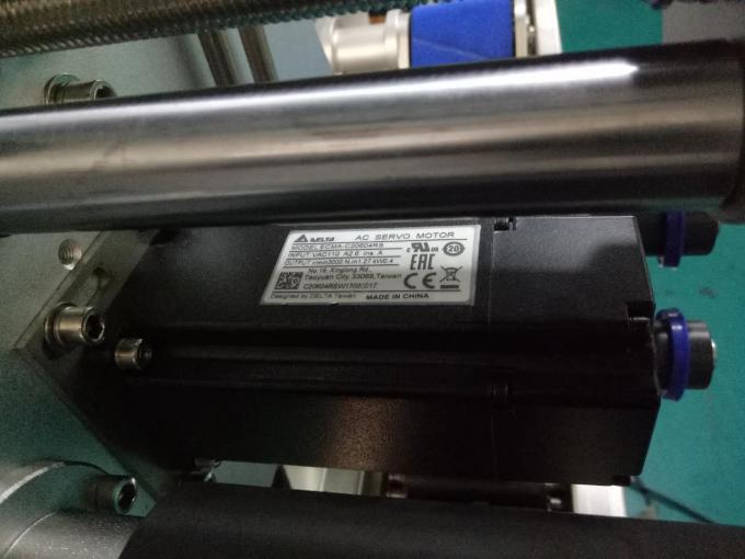 Máquina de rotulagem de adesivos para garrafas quadradas de dois lados para gabinete SUS304 com produtos de higiene pessoal
