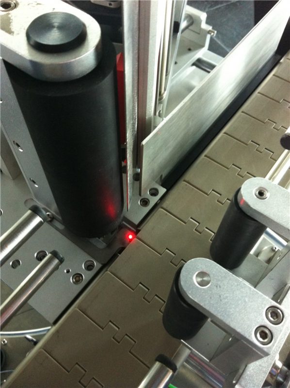 Máquina de rotulagem de etiqueta para garrafa redonda de suco de maçã / laranja / uva Campo de bebidas