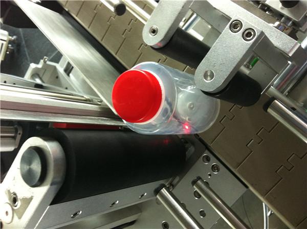 Máquina de rotulagem de adesivos de garrafas redondas de mamão / goiaba para o campo de bebidas