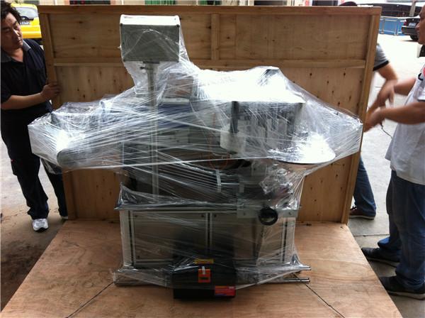 Aplicador de etiqueta de etiqueta de velocidade de 45 m / min para garrafas de água quadradas / redondas / planas