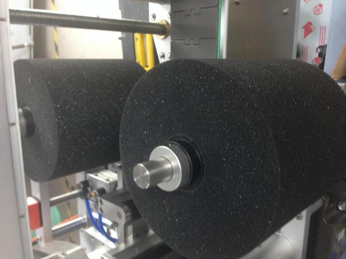 Máquina rotuladora de garrafas de motor de servidor para garrafas redondas / planas / quadradas