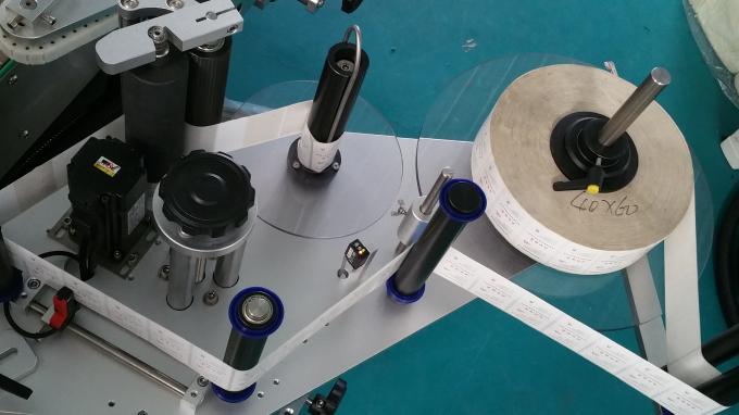 Máquina aplicadora de etiqueta para garrafa quadrada de frasco de 25 kg, máquina de rotulagem com garrafas de alimentação Velocidade estável