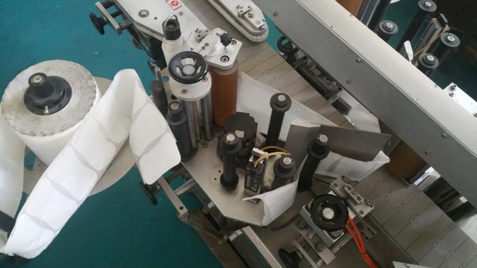 Máquina aplicadora de etiqueta para garrafa quadrada de frasco de 25 kg, máquina de rotulagem com garrafas de alimentação Velocidade estável