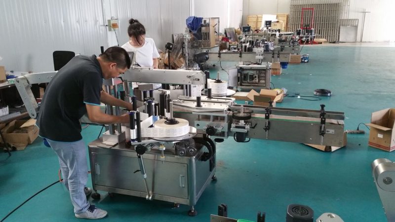 Máquina de etiquetagem de garrafas de água personalizada na China, máquina automática de etiquetagem de bancada para faces duplas fornecedor