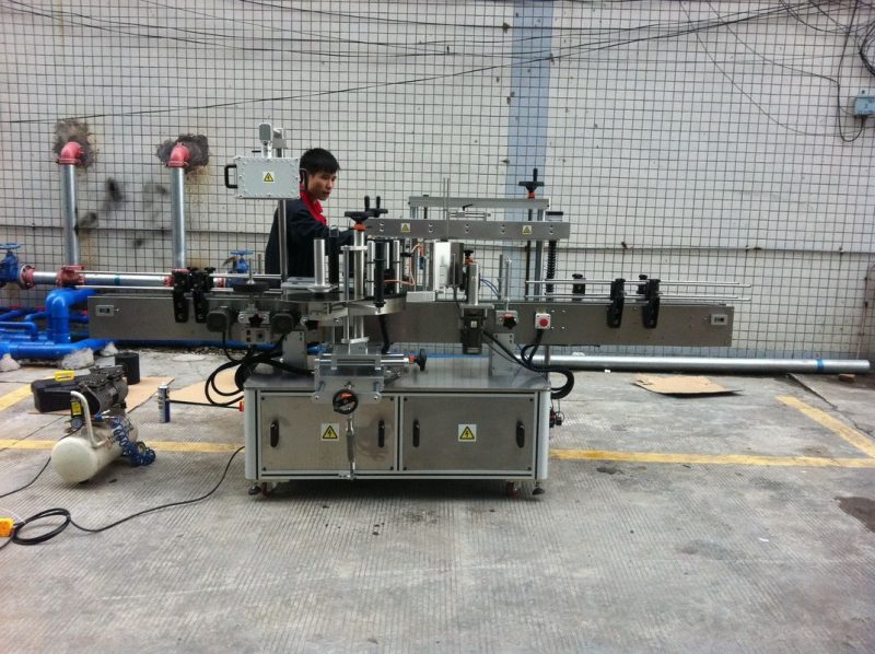 China Máquina de etiquetagem de garrafas redondas com adesivo automático completo para garrafas de animais de estimação fornecedor frente e verso