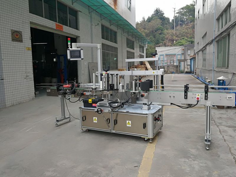 China Máquina de etiquetagem automática de garrafas quadradas de três lados com acionamento elétrico.